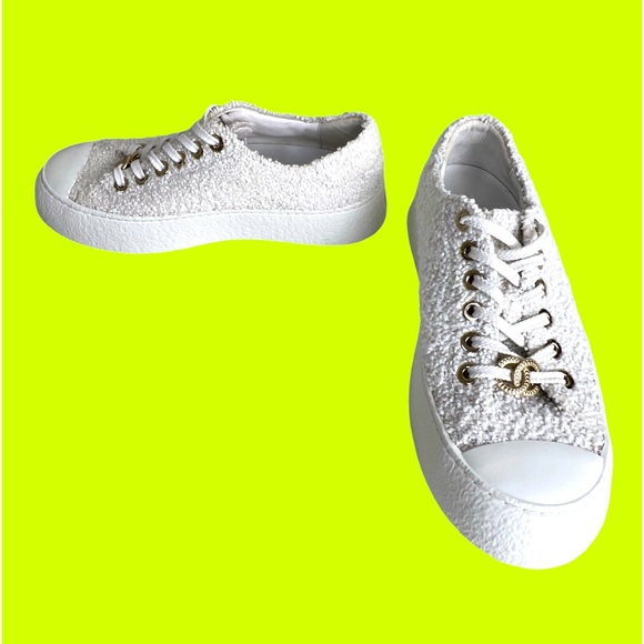 CHANEL 2024 SS CASUAL STYLE PLAIN LOGO LOW-TOP SNEAKERS - Picture 6 of 14